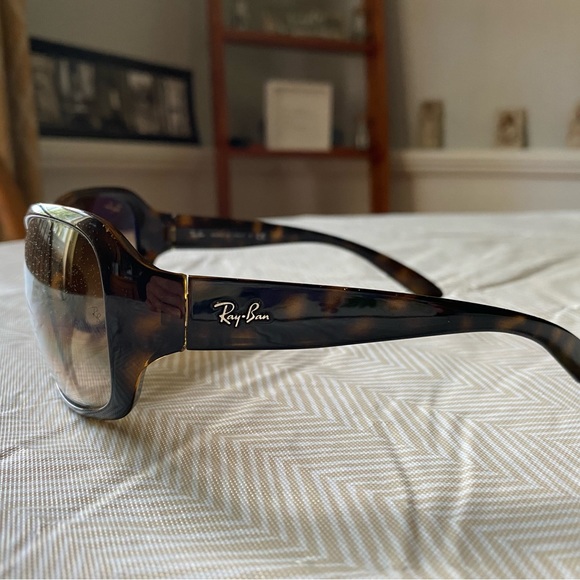 Ray Ban Sunglasses RB4118 710/51 Tortoiseshell Frame.